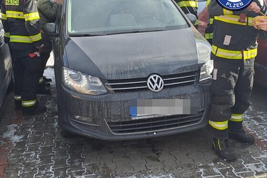 Malý chlapec zůstal uvězněný v autě, pomohla mu rychlá reakce strážníků a hasičů