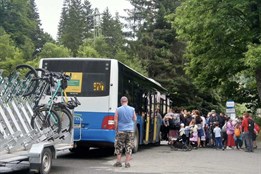 Léto na Šumavě bez auta? Zelené autobusy se vrací do národního parku