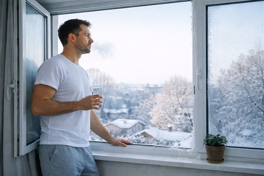 Biohacking do kapsy: Jak ranní pětiminutovka na mrazivém vzduchu restartuje váš metabolismus