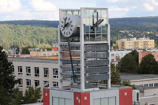 Slovanská radnice dočasně utichla. Hodiny čekají na nové řemeny