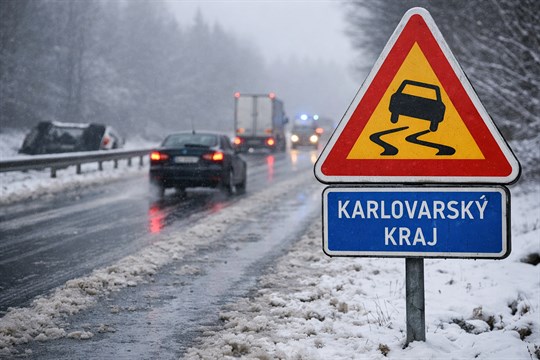 Déšť a rozbředlý sníh komplikují dopravu v Karlovarském kraji