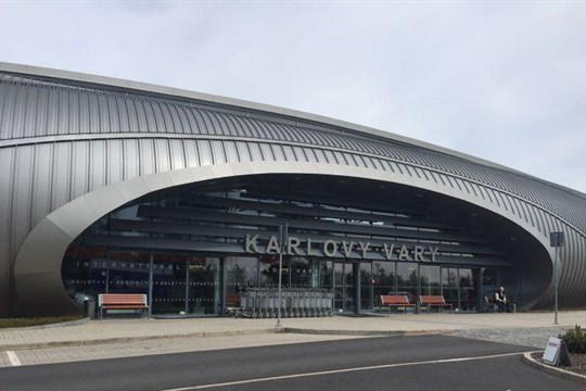Cestování z Karlových Varů bude pohodlnější. Letiště staví nové parkoviště 