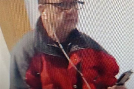 Policie vyšetřuje kauzu investičního podvodu. Poznáte muže na fotkách?